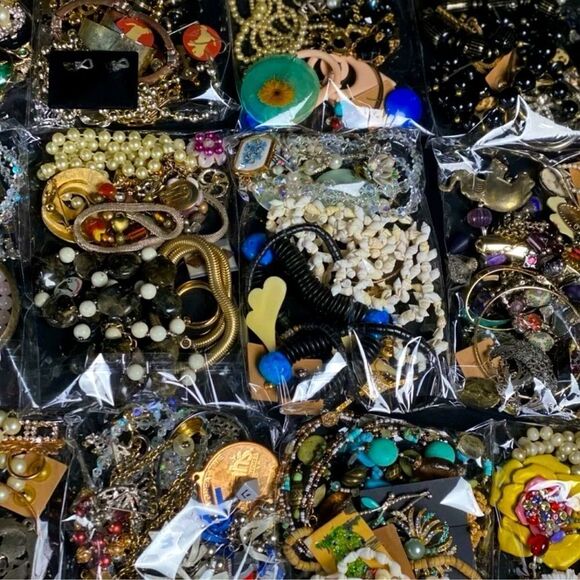 3 LBS UNSEARCHED UNTESTED COSTUME JEWELRY LOT~ gold, silver rhinestones pearls - Picture 3 of 5